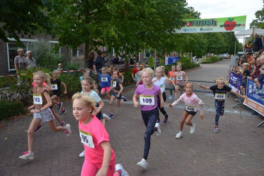 kinderen doen mee aan de appelloop, hardloopwedstrijd in olst