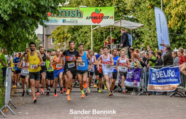 de deelnemers gaan van start bij de appelloop 2022