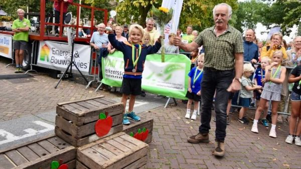 Frans Driessen en trotse winnaar bij prijsuitreiking 25e appelloop