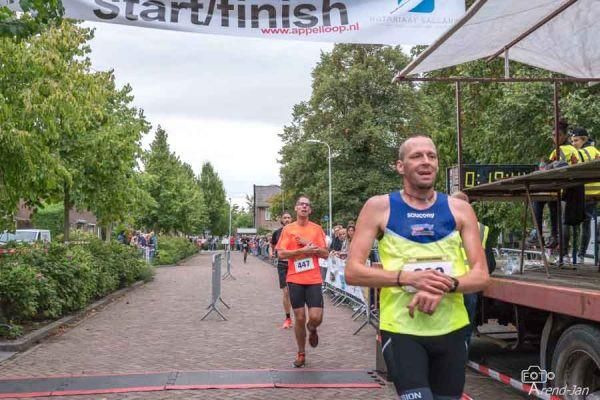 finish van hardlopers bij de appelloop hardloopwedstrijd in olst