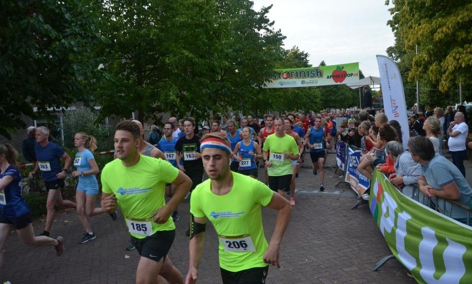 hardlopers (volwassenen) zijn van start gegaan bij de Appelloop, hardloopevenement in Olst