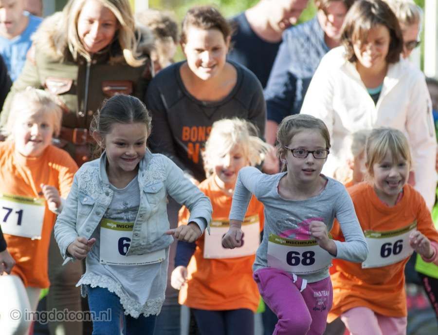 kinderen doen mee aan de appelloop, hardloopwedstrijd in olst