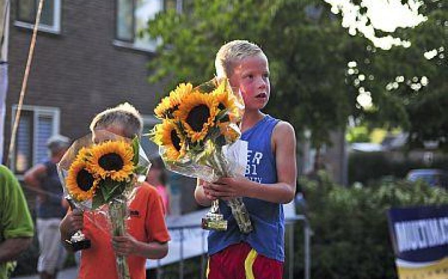 jongen met beker en zonnebloemen, prijsuitreiking aan de winnaars van de Appelloop