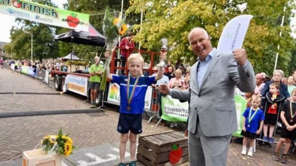 Wethouder Marcel Blind en trotse winnaar bij prijsuitreiking 25e appelloop