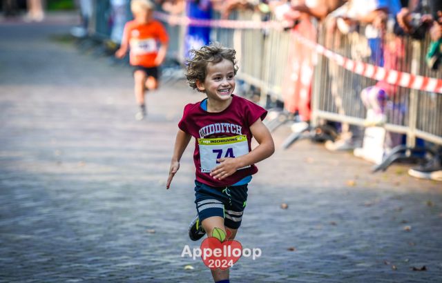 finish van meisje bij de Appelloop, hardloopwedstrijd voor jong en oud in Olst